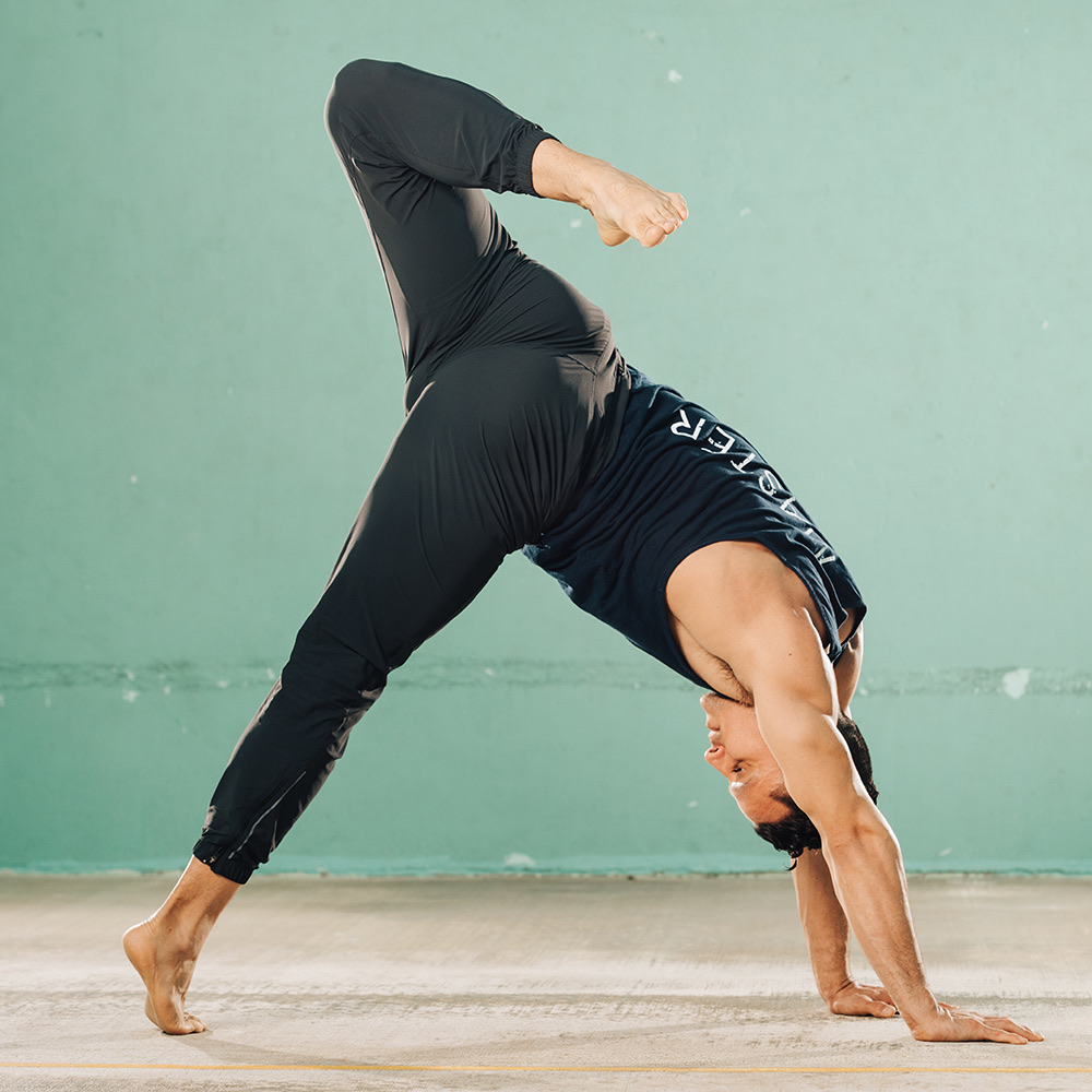 A transition between bases: hands planted, hips lifted and one leg driving through